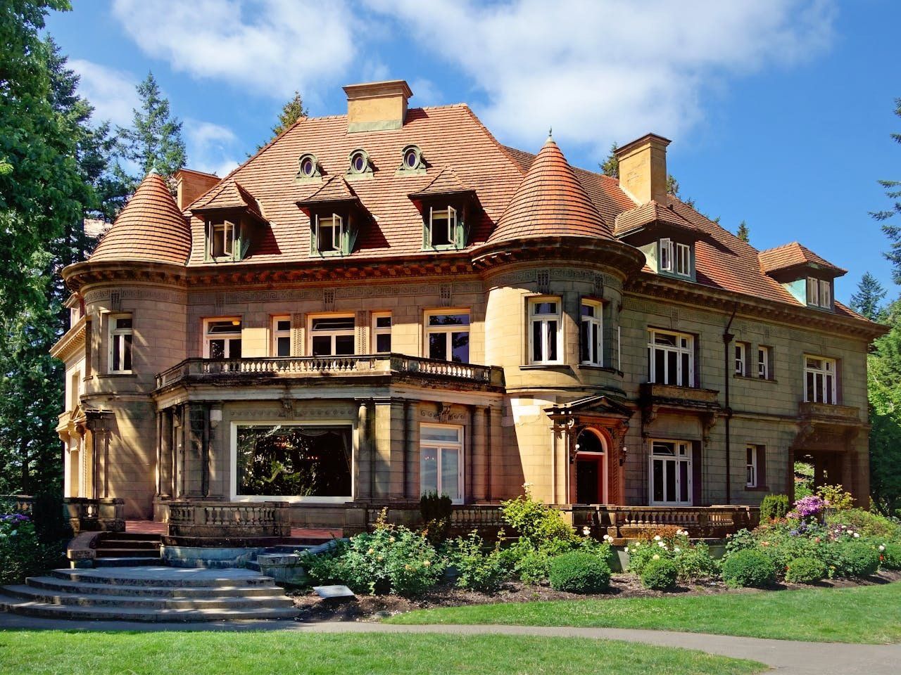 Picture of an old victorian home in portland