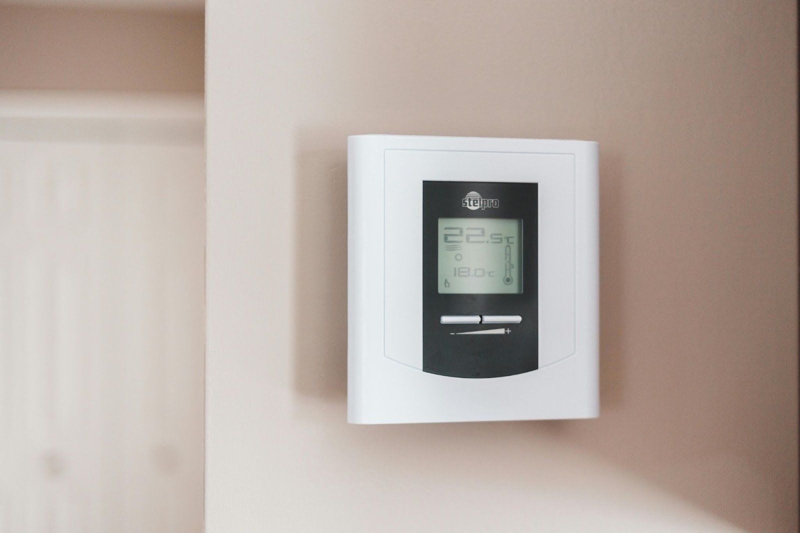 a photo of a thermostat on a wall.